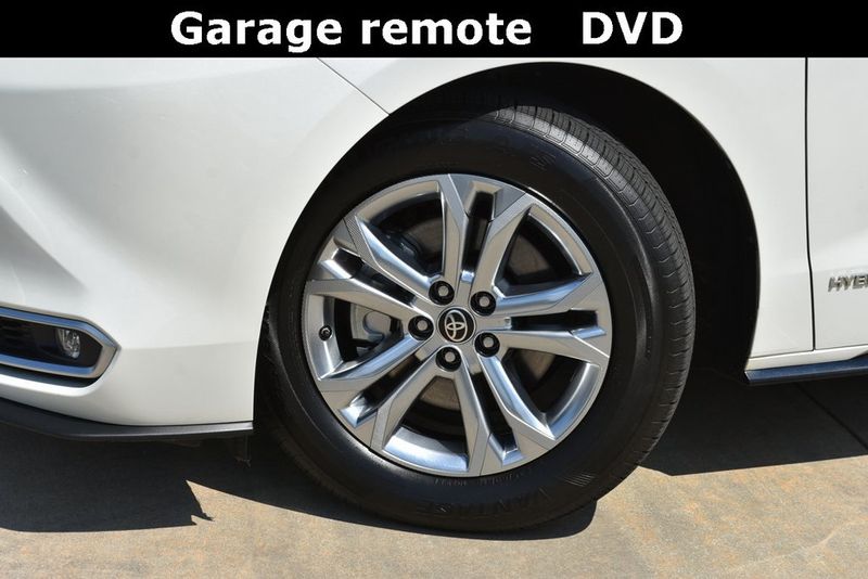 2021 Toyota Sienna Platinum photo 3