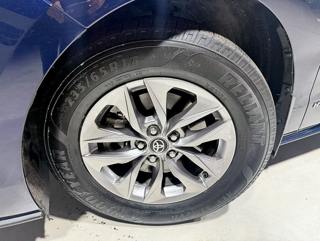 2021 Toyota Sienna XLE photo 2