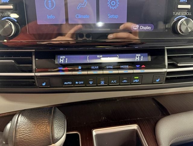 2021 Toyota Sienna XLE AWD 7-Passenger - 22952183 - 21