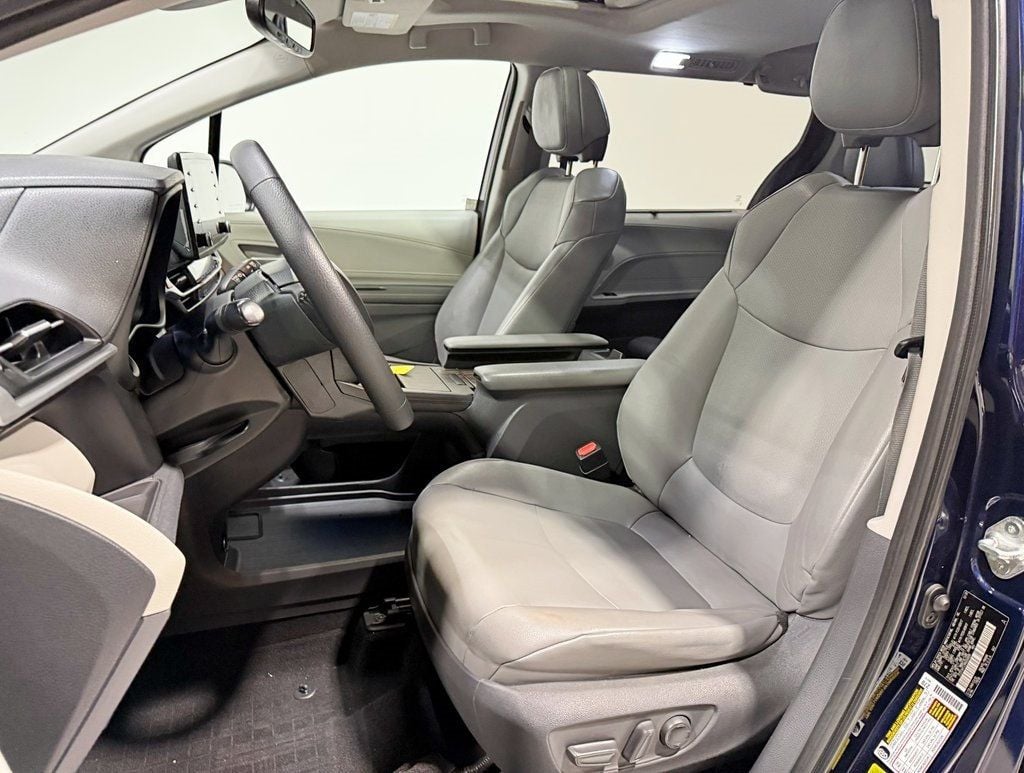 2021 Toyota Sienna XLE AWD 7-Passenger - 22952183 - 27