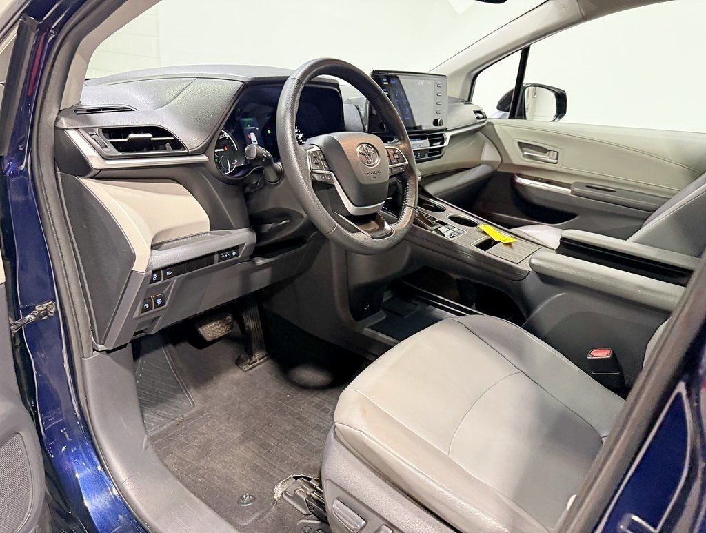 2021 Toyota Sienna XLE AWD 7-Passenger - 22952183 - 28