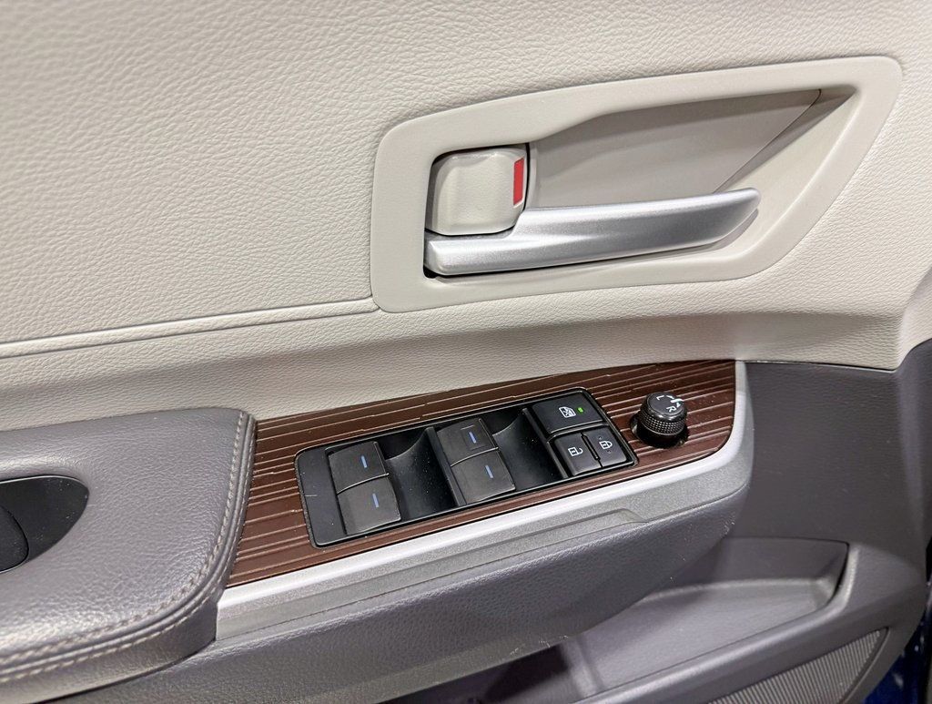 2021 Toyota Sienna XLE AWD 7-Passenger - 22952183 - 32