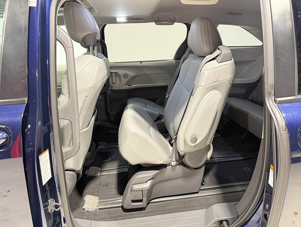 2021 Toyota Sienna XLE AWD 7-Passenger - 22952183 - 33