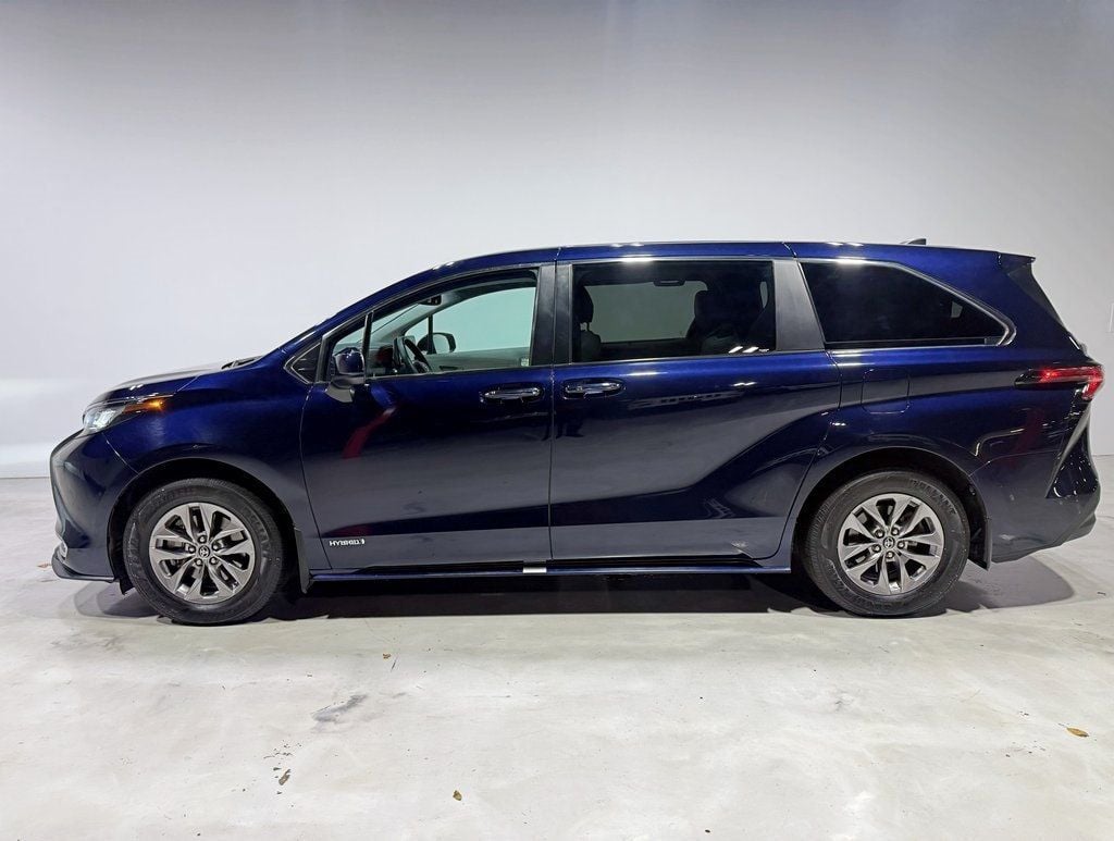 2021 Toyota Sienna XLE photo 4