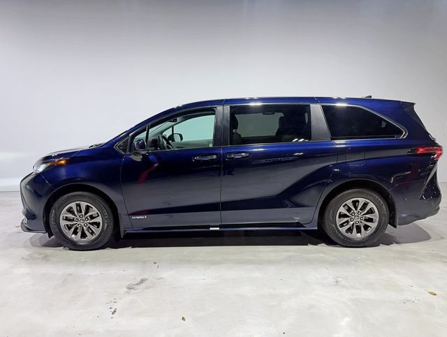 2021 Toyota Sienna XLE AWD 7-Passenger - 22952183 - 3