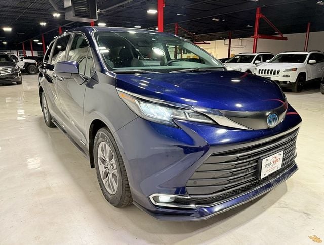 2021 Toyota Sienna XLE AWD 7-Passenger - 22952183 - 7
