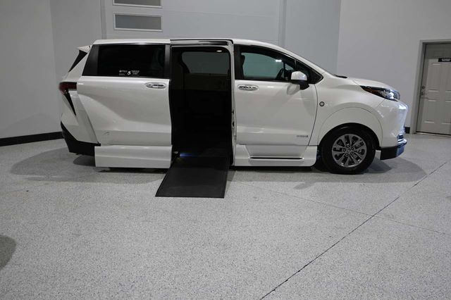 2021 Toyota Sienna XLE AWD 7-Passenger - 23092641 - 17