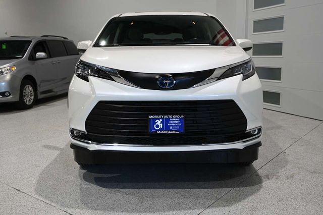 2021 Toyota Sienna XLE AWD 7-Passenger - 23092641 - 3