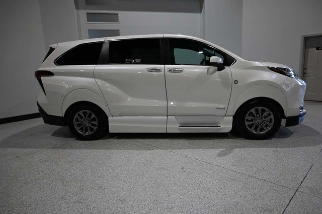 2021 Toyota Sienna XLE AWD 7-Passenger - 23092641 - 4