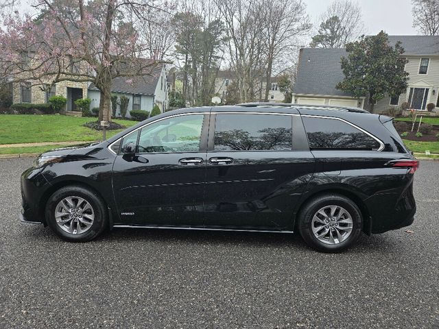 2021 Toyota Sienna XLE FWD 7-Passenger - 23005718 - 1