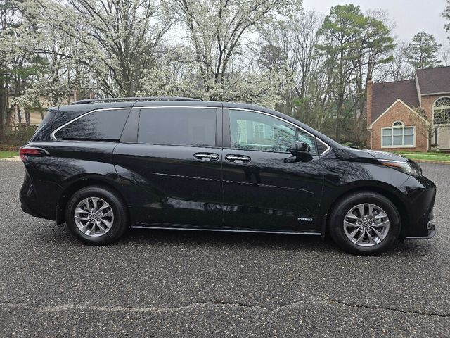 2021 Toyota Sienna XLE FWD 7-Passenger - 23005718 - 5
