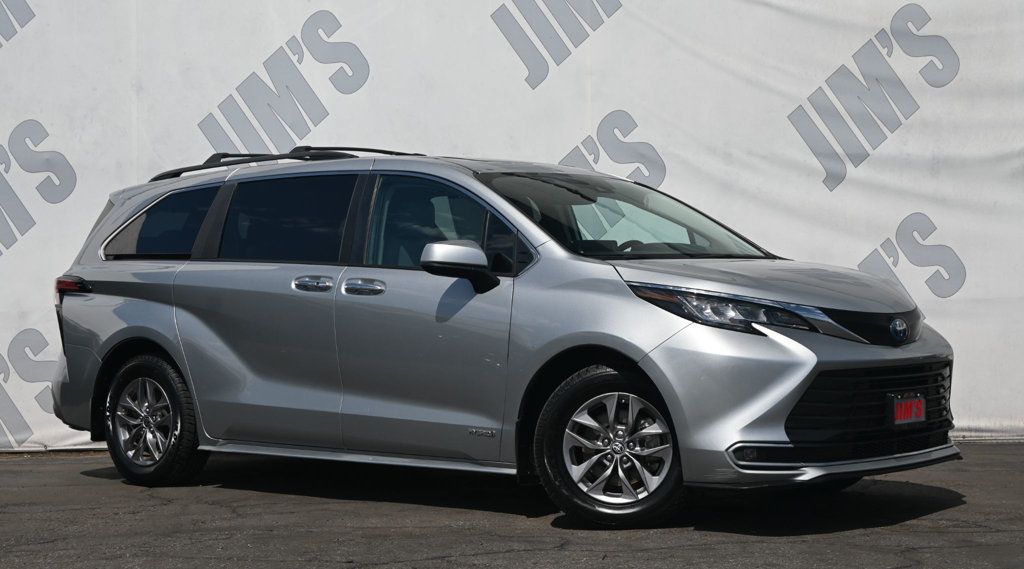 2021 Toyota Sienna XLE Hybrid photo 2