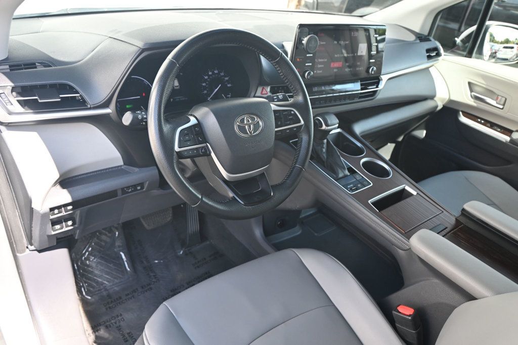 2021 Toyota Sienna XLE Hybrid photo 4