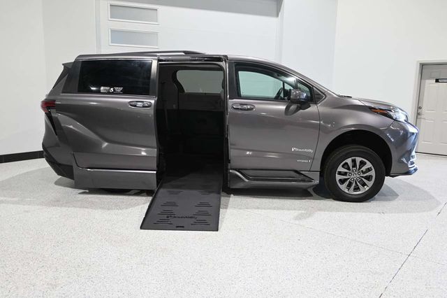 2021 Toyota Sienna XLE Mobility Handicap Van - 23044283 - 16