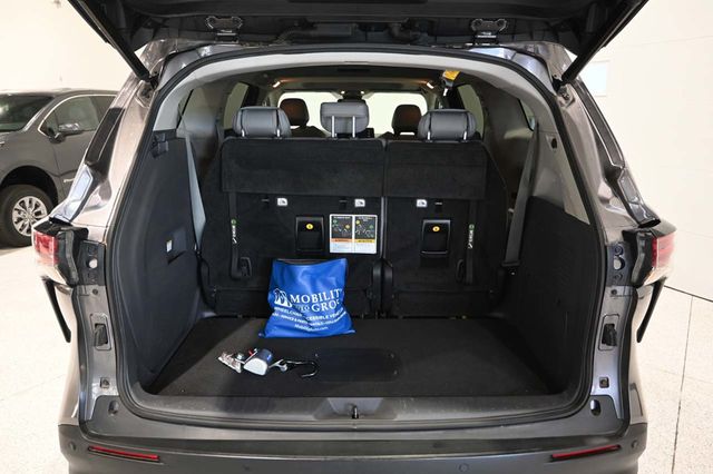 2021 Toyota Sienna XLE Mobility Handicap Van - 23044283 - 24