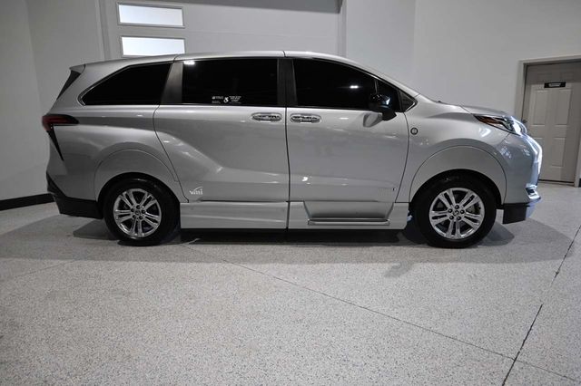 2021 Toyota Sienna XSE AWD 7-Passenger - 23100682 - 4