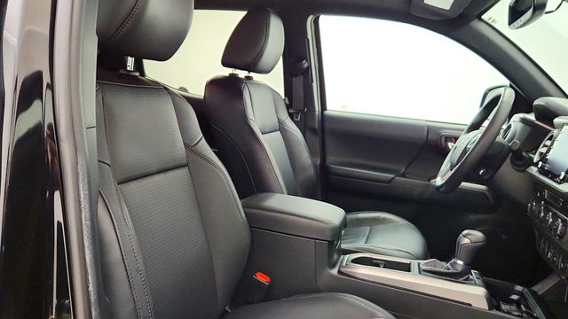2021 Toyota Tacoma 4WD Limited 4x4 w/ Nightshade Edition, Tube Steps & Tonneau Cover - 23094167 - 25