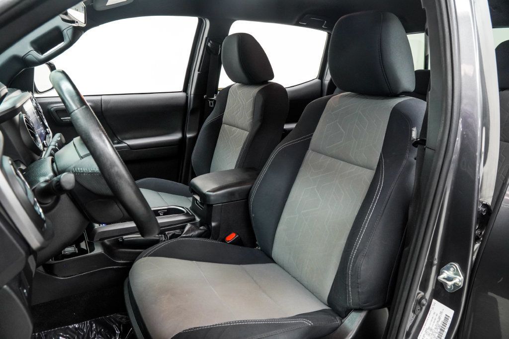 Toyota Tacoma photo 16