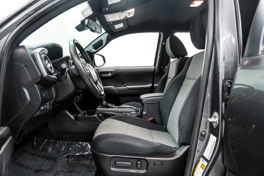 Toyota Tacoma photo 17