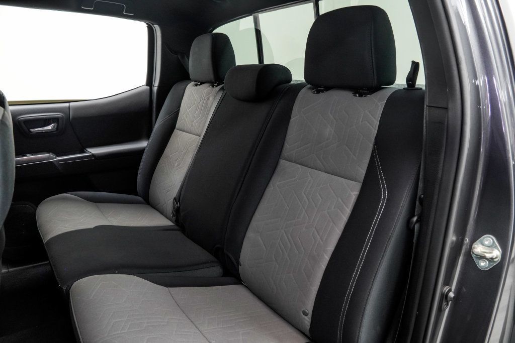 Toyota Tacoma photo 18