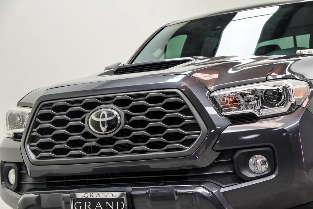 Toyota Tacoma photo 2