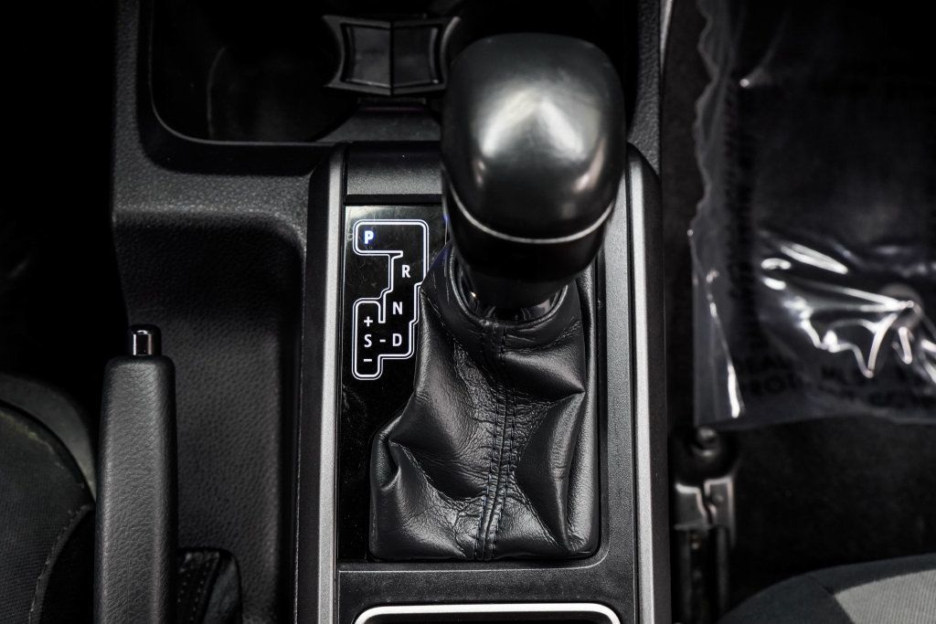 Toyota Tacoma photo 25
