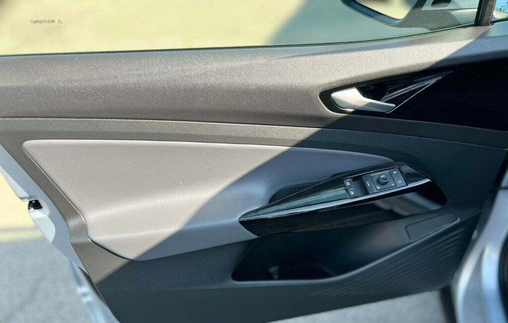 2021 Volkswagen ID.4 Pro photo 10
