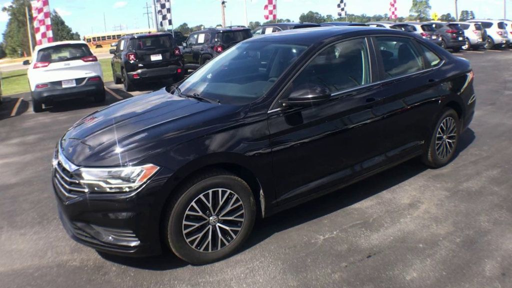 2021 Volkswagen Jetta SE R-Line photo 4