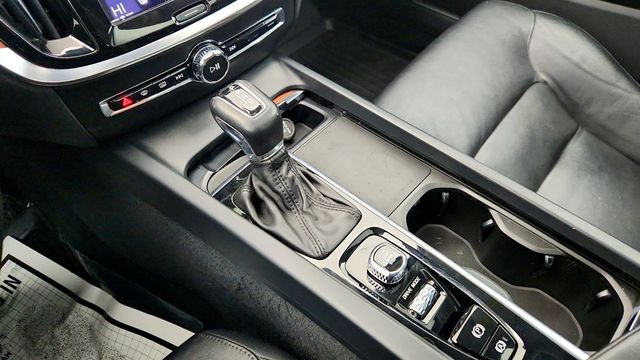 2021 Volvo S60 T6 AWD Momentum with Advanced, Premium & Climate Packages - 22988246 - 16