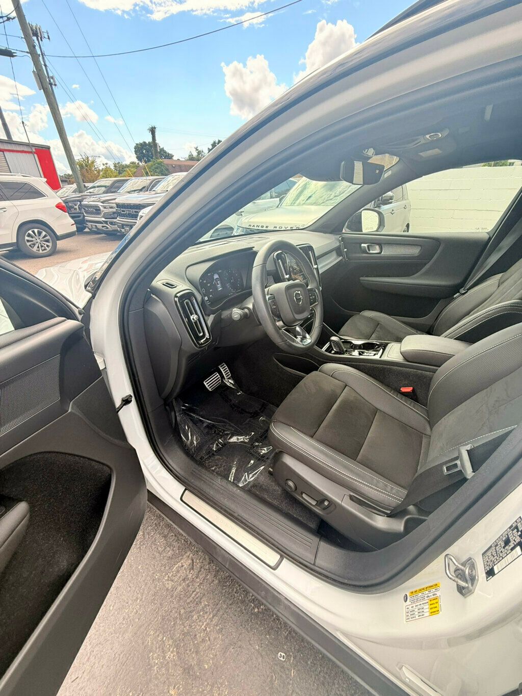 2021 Volvo XC40 R-Design photo 10