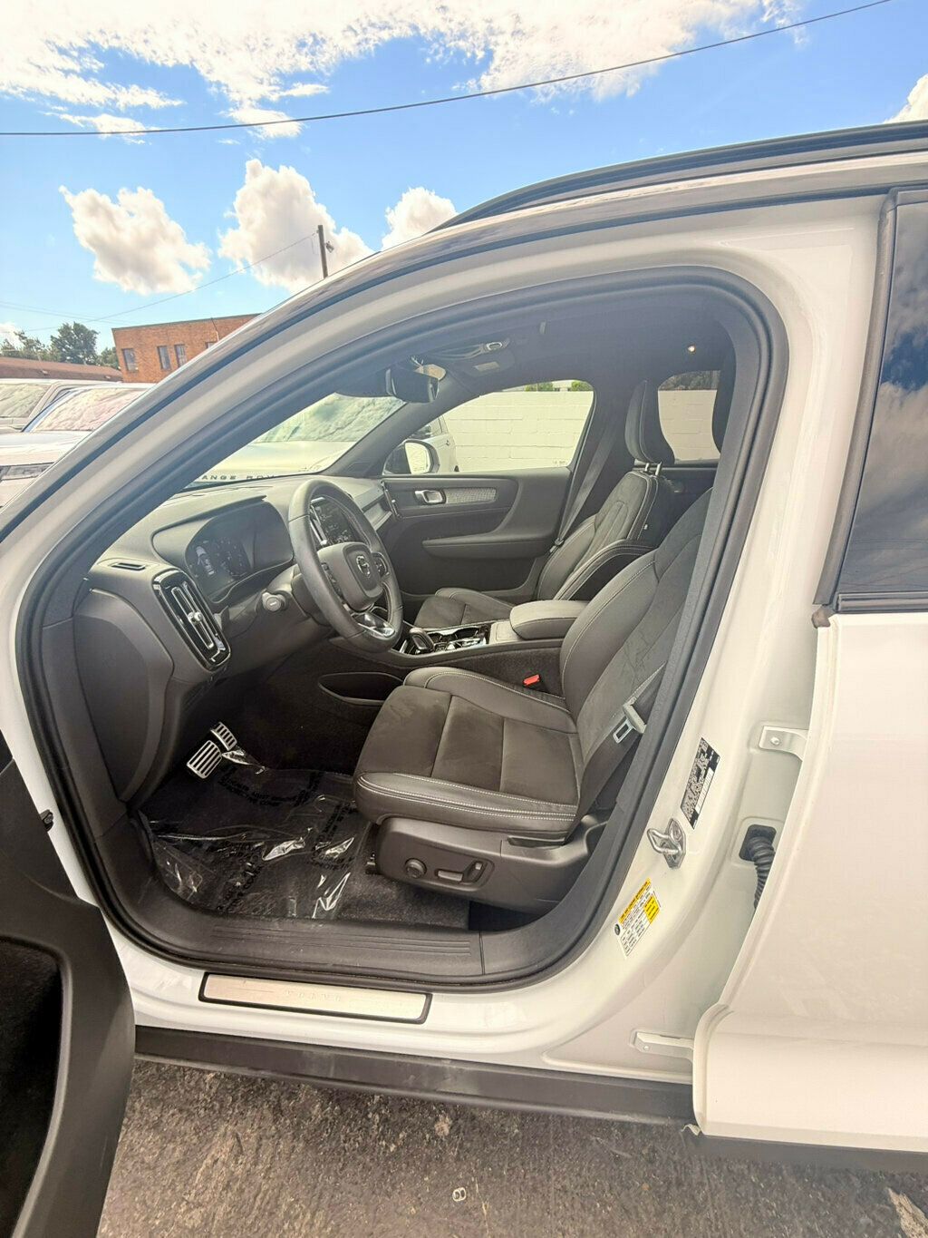 2021 Volvo XC40 R-Design photo 11