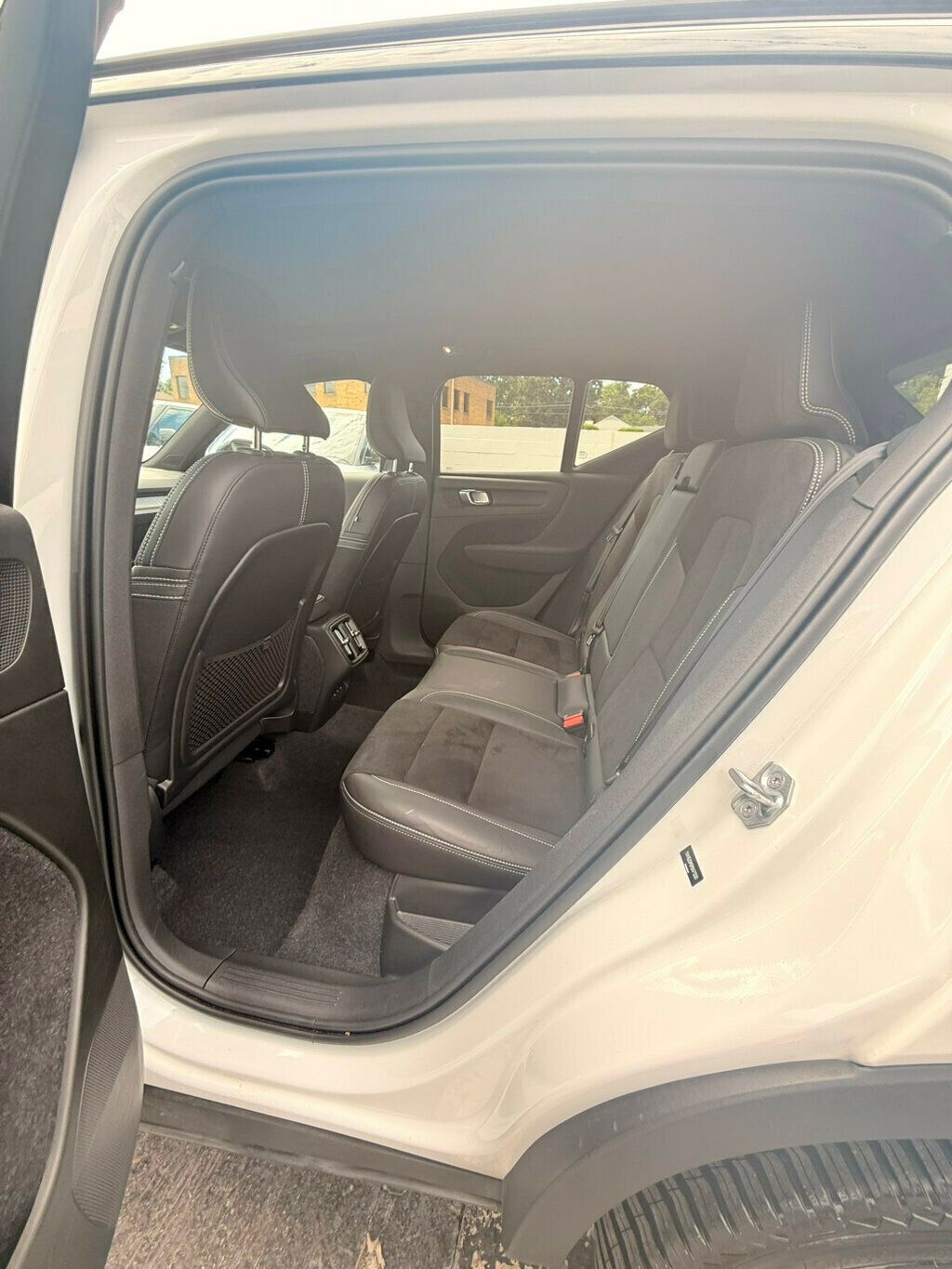 2021 Volvo XC40 R-Design photo 14