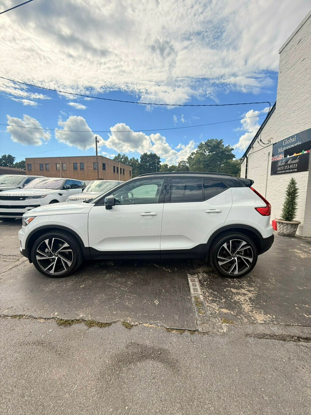 2021 Volvo XC40 R-Design photo 2