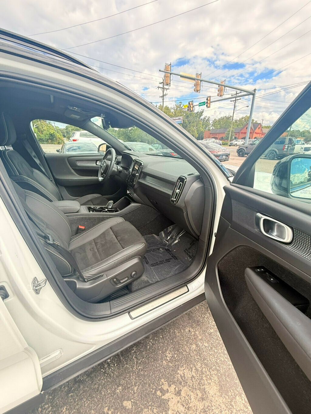 2021 Volvo XC40 R-Design photo 21