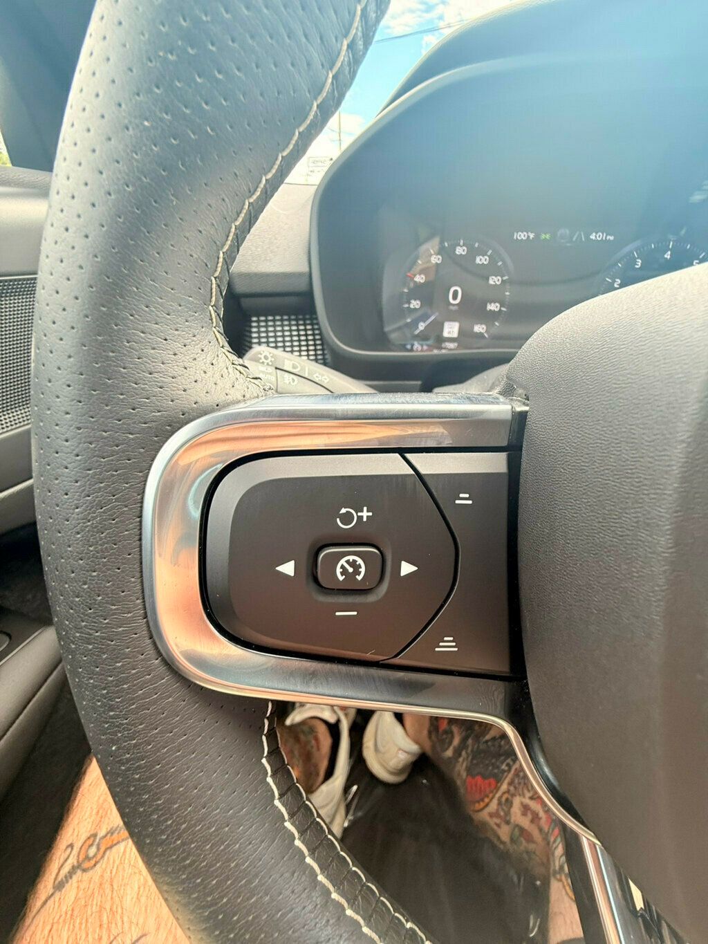 2021 Volvo XC40 R-Design photo 25