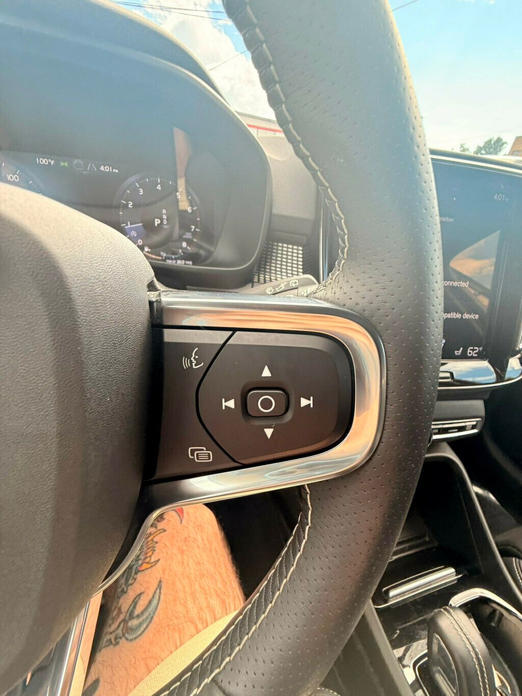 2021 Volvo XC40 R-Design photo 26