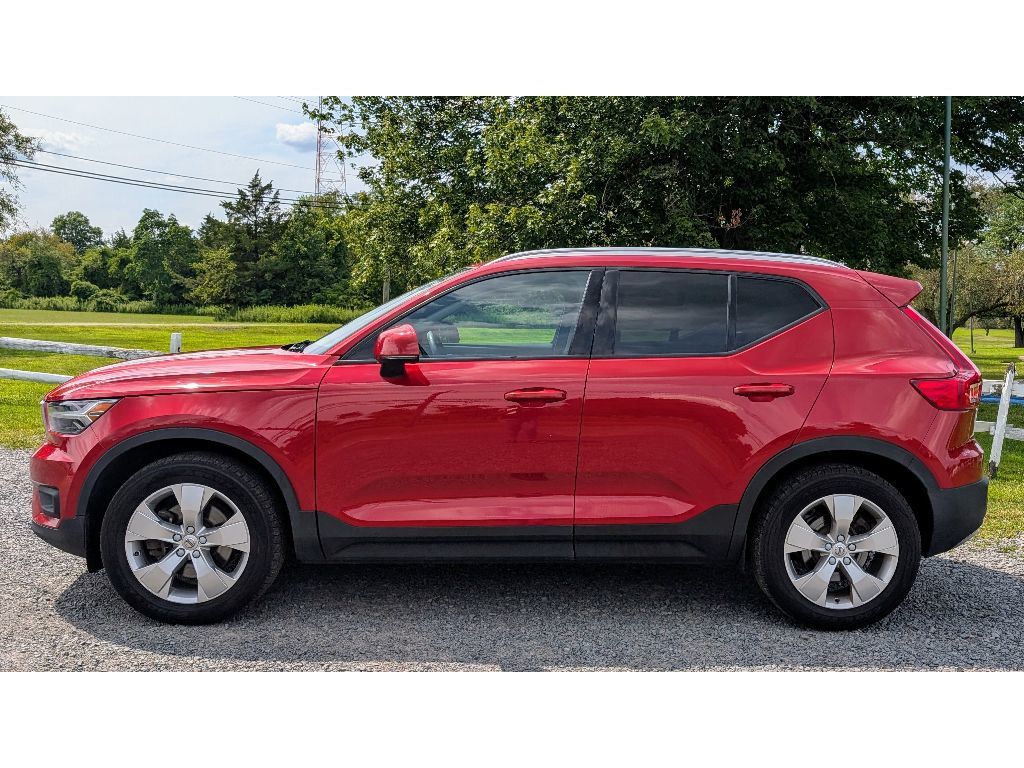 2021 Volvo XC40 Momentum photo 4