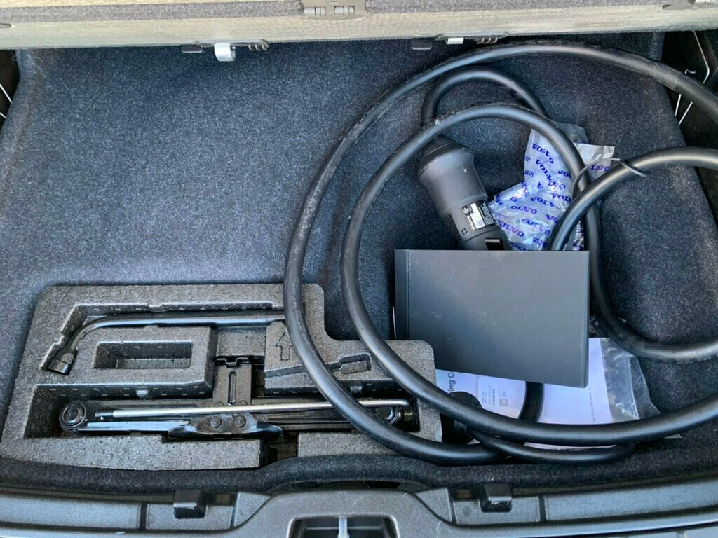 2021 Volvo XC40 Recharge P8 photo 2