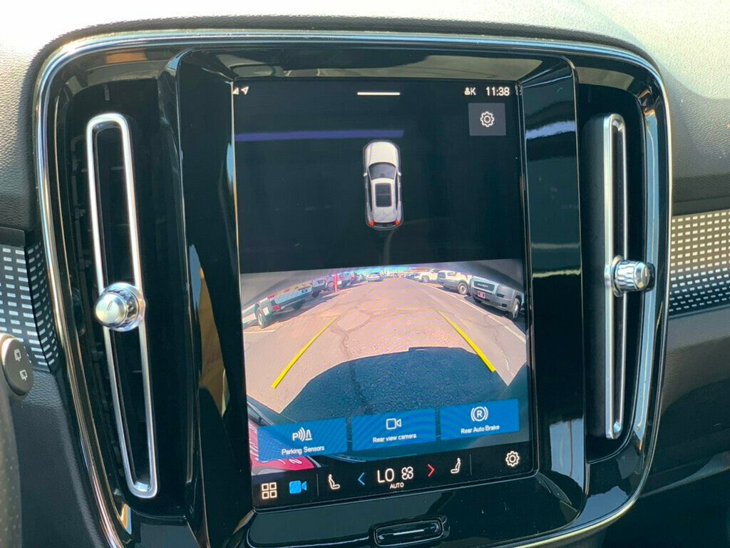 2021 Volvo XC40 Recharge P8 photo 4