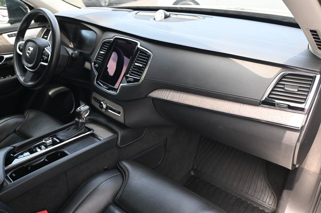 Volvo XC90 photo 8
