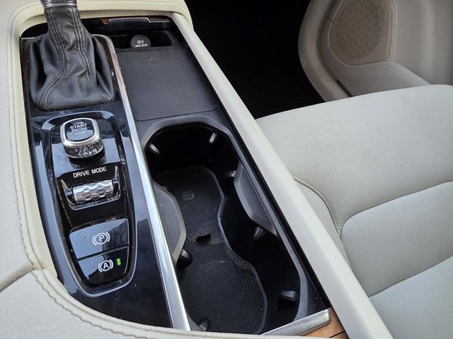 2021 Volvo XC90 T6 AWD Momentum 6P - 23007984 - 24