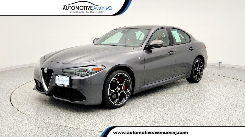 2022 Alfa Romeo Giulia Ti AWD with 19'' Aluminum Wheels & Leather Seats - 22971170 | Video 1