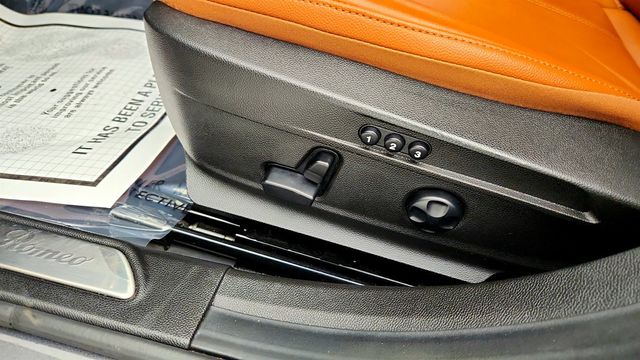 2022 Alfa Romeo Giulia Ti AWD with 19'' Aluminum Wheels & Leather Seats - 22971170 - 11