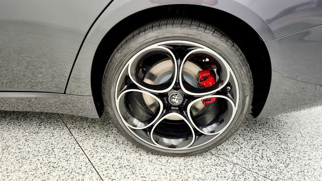 2022 Alfa Romeo Giulia Ti AWD with 19'' Aluminum Wheels & Leather Seats - 22971170 - 8