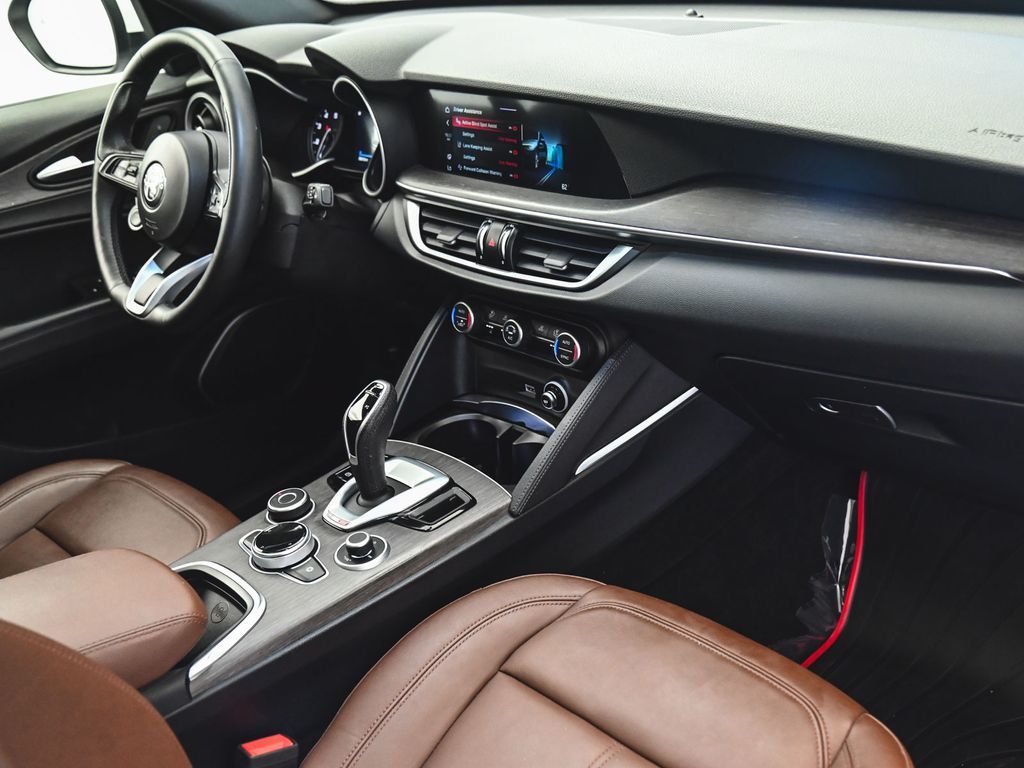 Alfa Romeo Stelvio photo 35