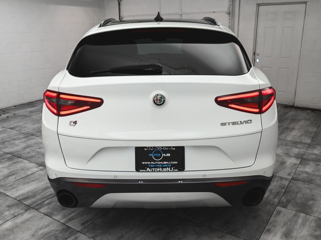 Alfa Romeo Stelvio photo 5