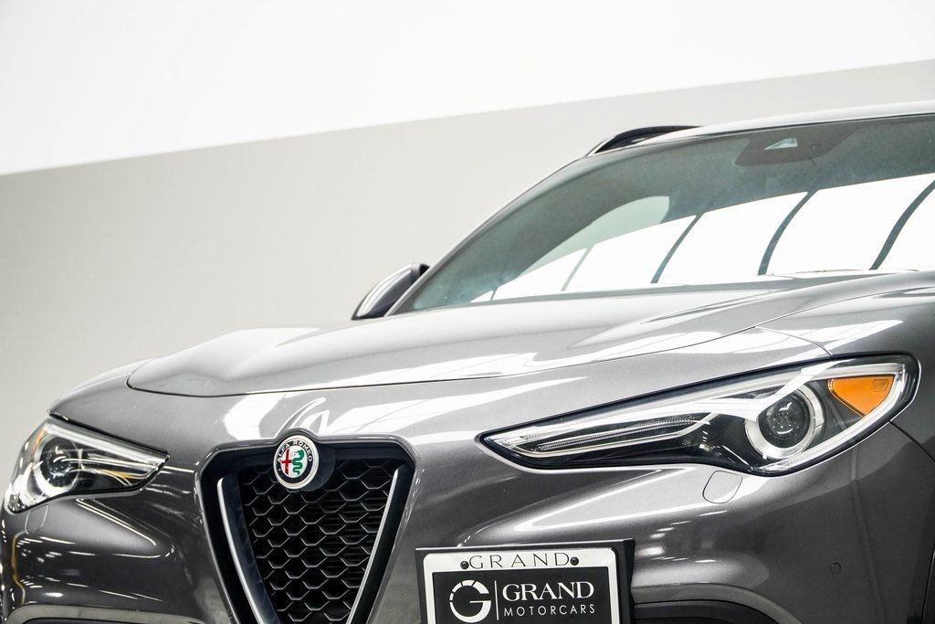 2022 Alfa Romeo Stelvio Ti photo 2