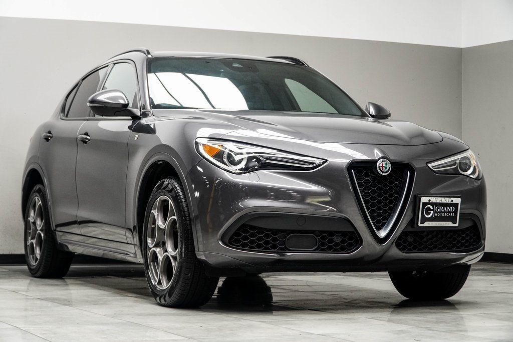 2022 Alfa Romeo Stelvio Ti photo 4
