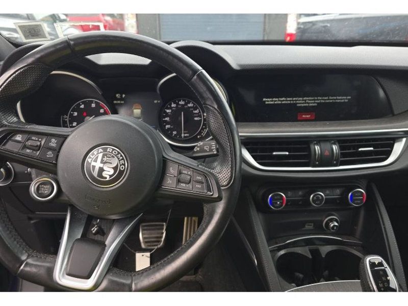 2022 Alfa Romeo Stelvio Ti photo 8