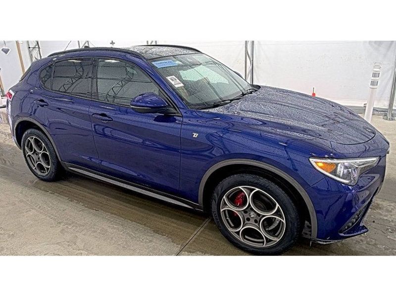 2022 Alfa Romeo Stelvio Ti photo 2